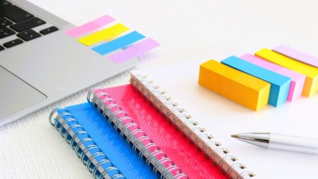 机の上に置かれたノートとパソコン