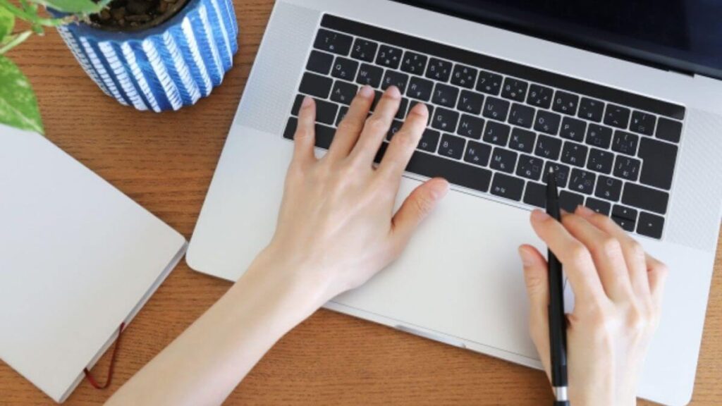 パソコンを使い心理学の勉強をする若い女性