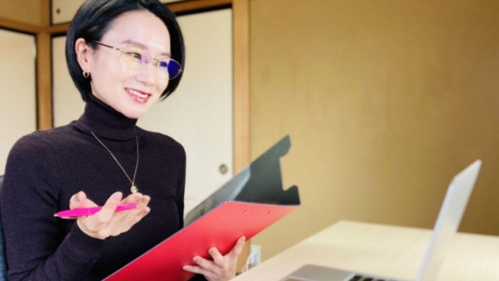 自宅からオンラインでカウンセリングを行う若い女性