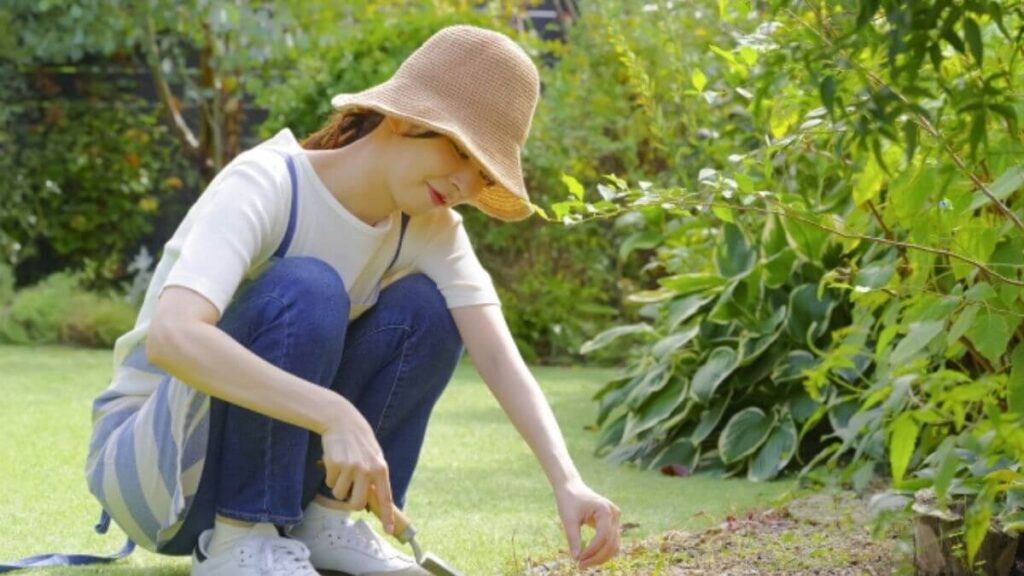笑顔でガーデニングをする若い女性