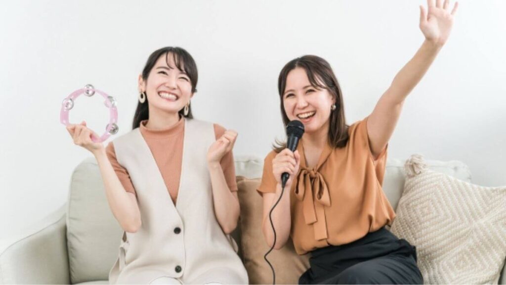 カラオケをして楽しむ若い女性2人