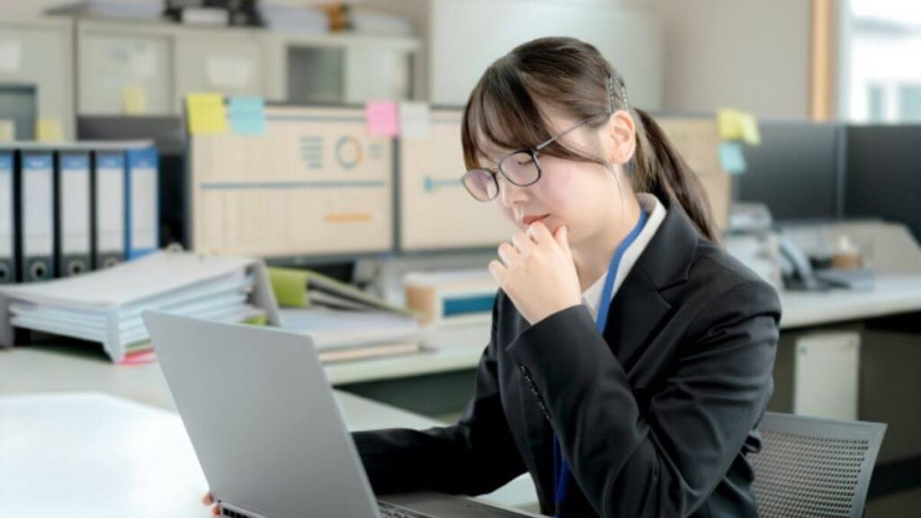 パソコンに向い真剣に仕事をするスーツ姿の女性